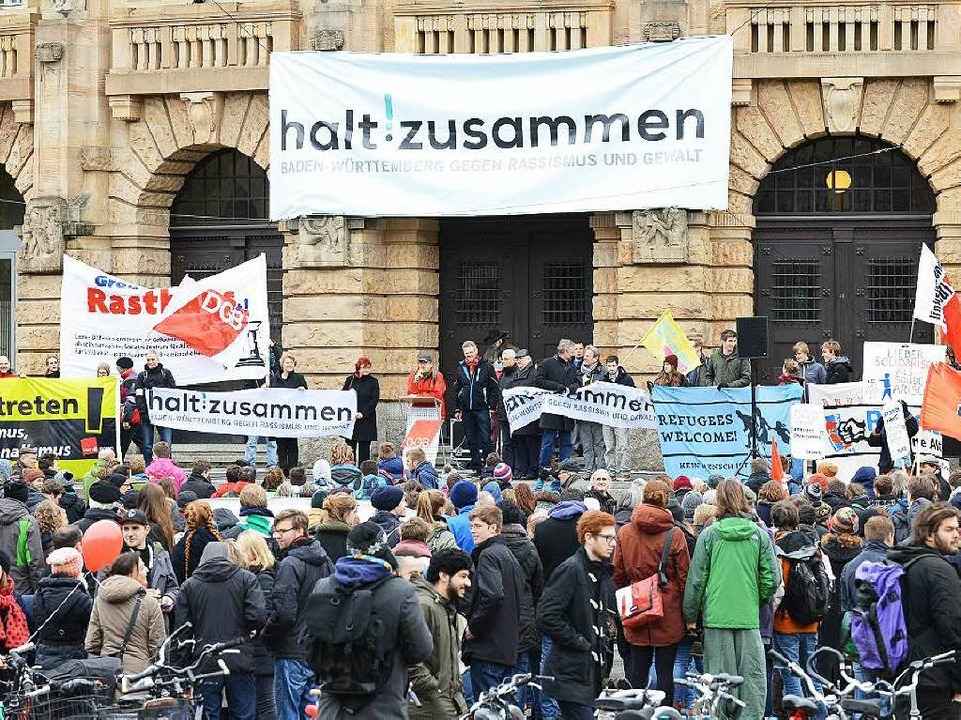 Rund 1100 Demonstranten zogen durch di...enstadt aus Protest gegen Fremdenhass.  | Foto: Rita Eggstein