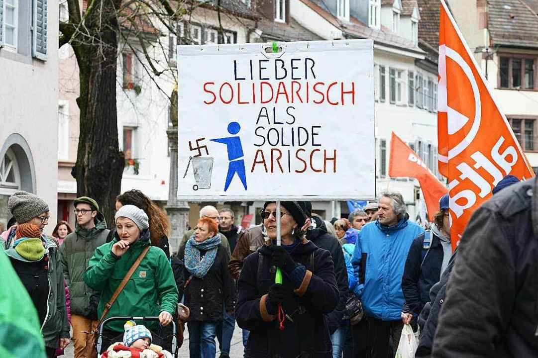 Rund 1100 Demonstranten zogen durch di...enstadt aus Protest gegen Fremdenhass.  | Foto: Rita Eggstein