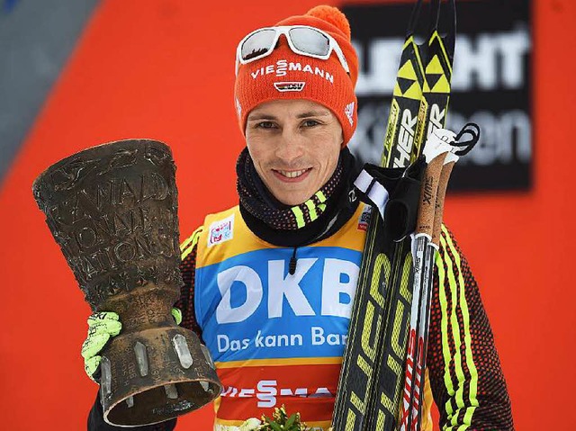 Sieger Eric Frenzel hlt  beim Weltcup...ch den Schwarzwald-Pokal in der Hand.   | Foto: Seeger