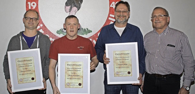 Gnter Zimmermann (von rechts) ehrte M...ebold fr 25 Jahre beim SV Broggingen.  | Foto: Werner Schnabl