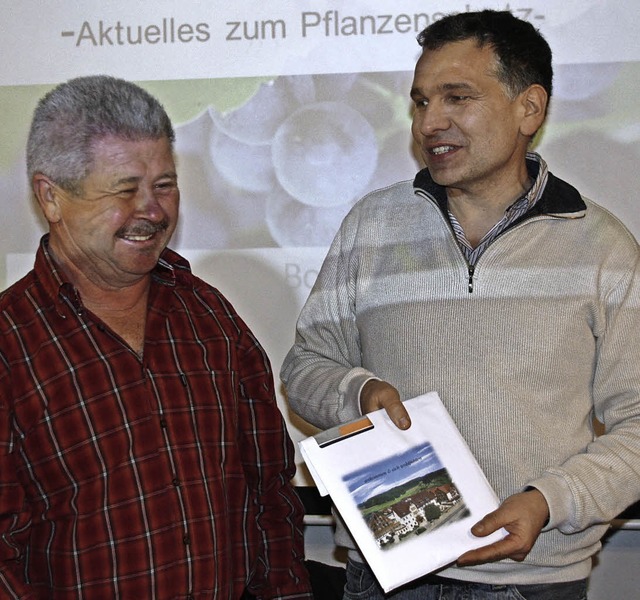 Zum Abschied aus dem Winzerkreis-Vorst...rnd Mnner (r.) Hans Boos ein Prsent.  | Foto: Christiane Franz