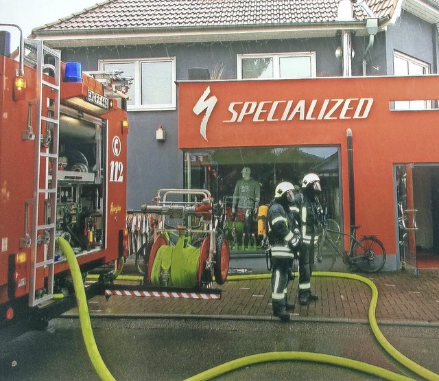 Feuerwehreinsatz an der Schwobthalerst...m Kaminofen im Verkaufsraum entzndet.  | Foto: Feuerwehr Endingen