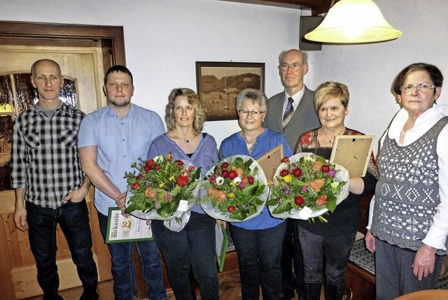 Die Inhaberfamilie mit Oswald Ebner (h...chts) mit Urkunden und Prsenten aus.   | Foto: Eberhard Gross