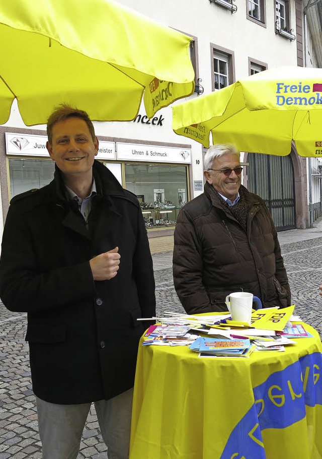 Norman Schuster und seine Wahlkmpfer der FDP vor Ort  | Foto: Georg Vo