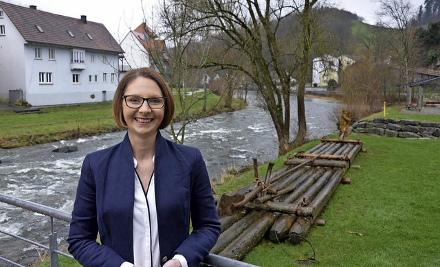 Sandra Boser im Flerkaffee in ihrem ...ort Wolfach mit Blick auf die Kinzig.   | Foto: Christian Kramberg