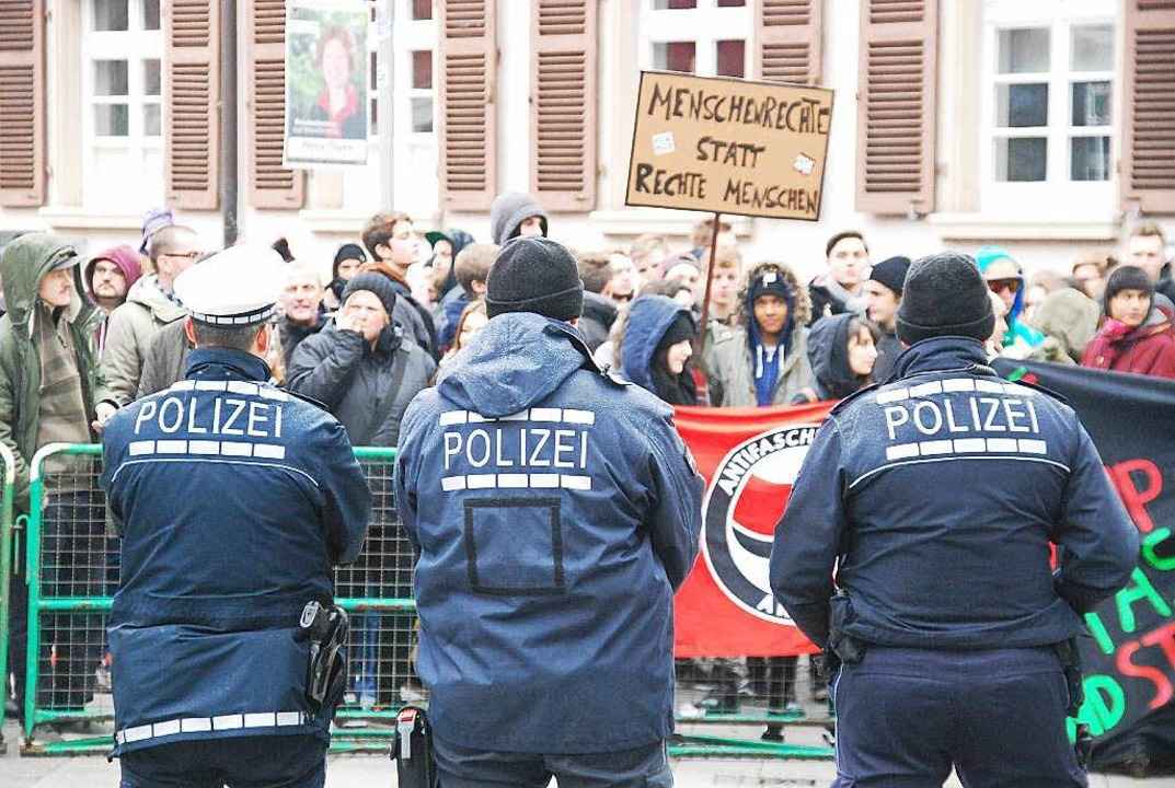 Starke Polizeipr�senz am Kastanienpark...on der Gegenkundgebung und der Antifa.  | Foto: Ralf Staub