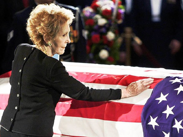 Nancy Reagan am Sarg ihres Mannes (2004).  | Foto: dpa