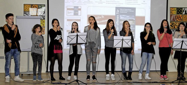 Schule nach Noten: Der Popchor erffne...  mit einigen schwungvollen Einlagen.   | Foto: Heiner Fabry