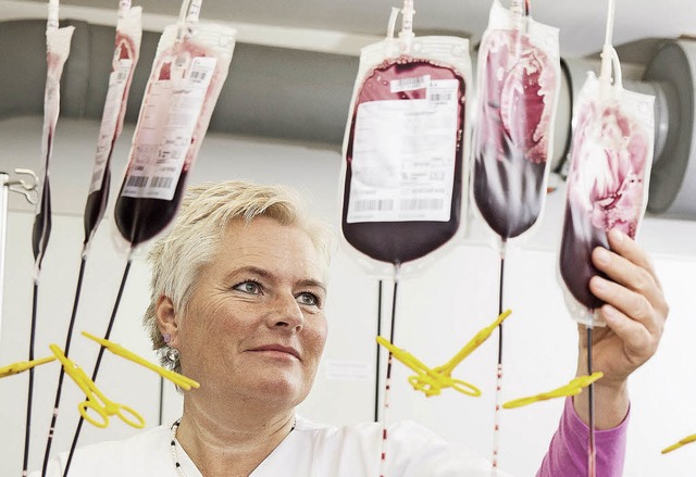 Eine Mitarbeiterin der Blutspendezentr... der  Uniklinik berprft Blutspenden.  | Foto: Britt Schilling