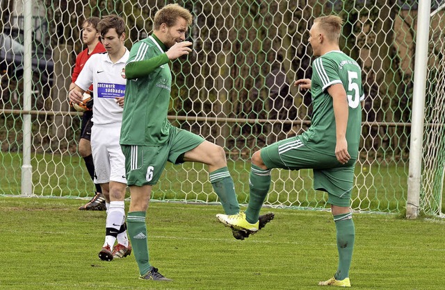 Schuhplattler auf St. Georgener Art:  ...d  Alexander Greitzke feiern das 1:0.   | Foto: Thoma