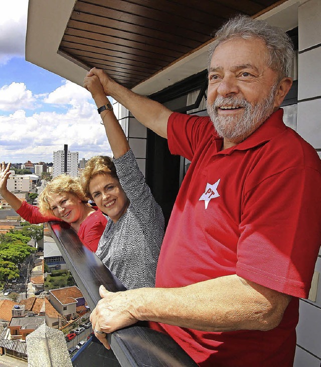 Lula da Silva bekam Untersttzung der ...en Prsidenten Dilma Rousseff (Mitte)   | Foto: AFP