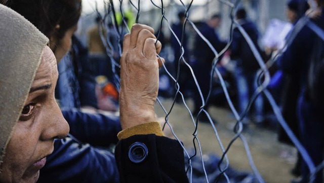 Flchtlinge warten  in Idomeni darauf,...onischen Grenze passieren zu knnen.    | Foto: AFP