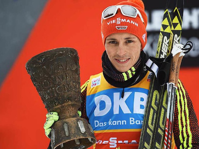 Nach 29 Jahren wieder in deutscher Hand: Eric Frenzel mit dem Schwarzwaldpokal  | Foto: dpa