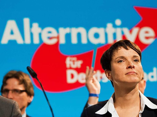AfD-Chefin Frauke Petry (rechts) ist i...r auch auf die eigene Fahne schreiben.  | Foto: dpa