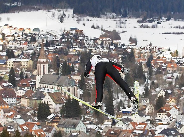 Weite Sprnge, sauberes V, das Mnster...eustadt ein Weltcup-Skispringen statt.  | Foto: Foto Leofa