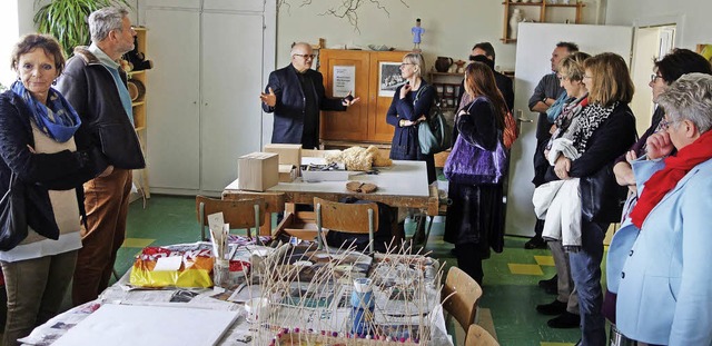 Akram Habbaba fhrte ins Atelier, in d...ka-Scheib kunsttherapeutisch arbeitet.  | Foto: Andreas Mahler