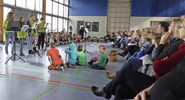 Vor viel Publikum musizierten Kinder und Jugendliche in der Langenrothalle.   | Foto: Dieter Fink