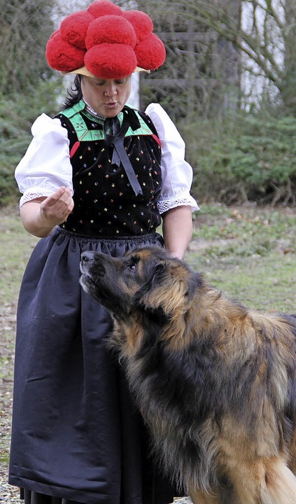 Nathalie Ihle und ihr Leonberger mit d...Wertungsrichter hbsch  herzurichten.   | Foto: J. Reinbold/ P. Steffen (dpa)
