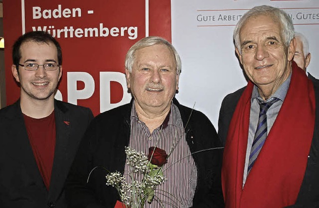 Fr 40 Jahre Mitgliedschaft und treue ...z mit  Ehrennadel und Urkunde geehrt.   | Foto: Paul Schleer