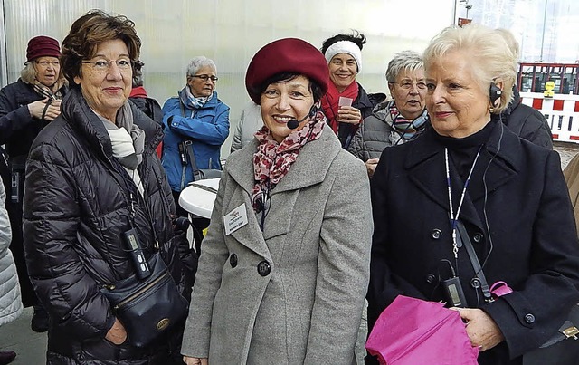 Stadtfhrerin Manuela Eder (Mitte) fre...Stadtfhrung aus Lrrach gekommen war.  | Foto: Claudia Gempp