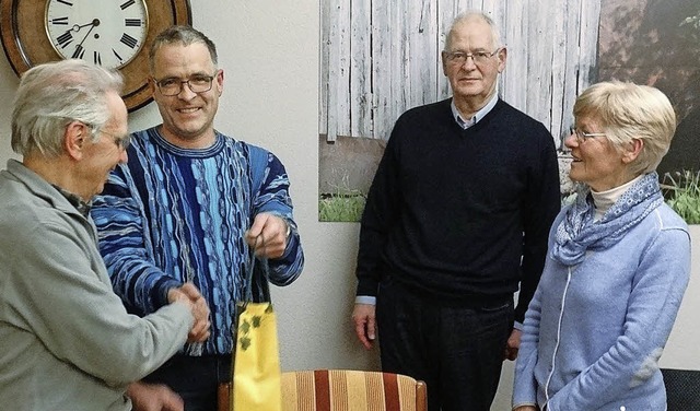 Fr 40-jhrige Mitgliedschaft im Ruder...ierer Armin Laubender dankten beiden.   | Foto: werner Schnettelker