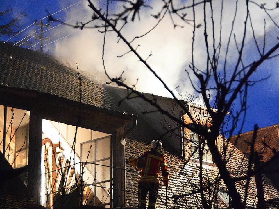 Der Dachstuhl des Werkstattgebudes in...rde durch den Brand komplett zerstrt.  | Foto: Hannes Lauber