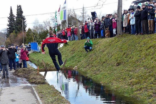 Mutige Sprnge in den eisigen Bach