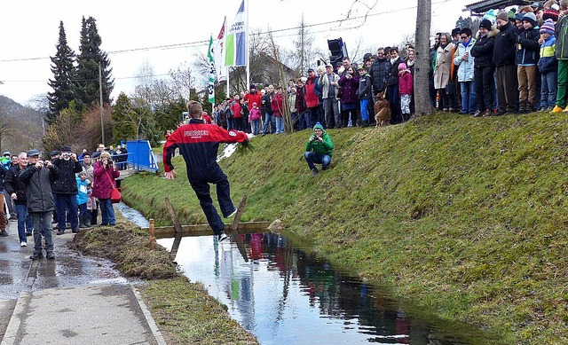 Luca Wiedemann gab noch eine Zugabe un...g ein viertes Mal in den kalten Bach.   | Foto: Ilona Seifermann