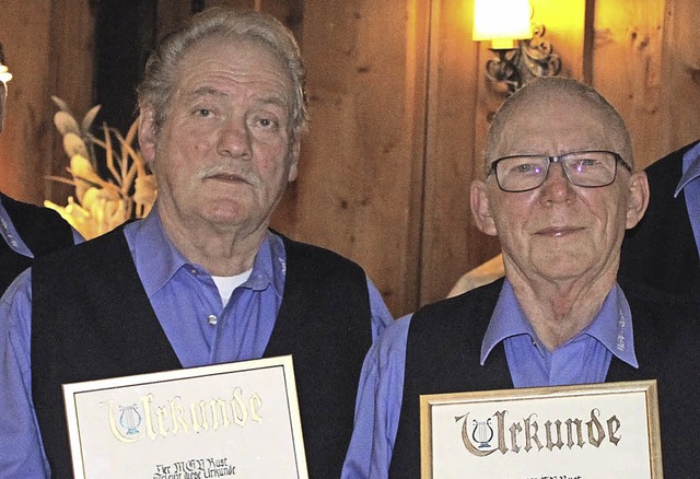 Ehrung fr die langjhrigen Snger Paul Schwrer (rechts) und Paul Burg   | Foto: ADELBERT Mutz