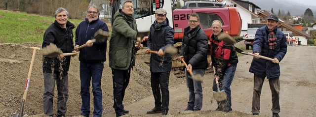 Beherzt  zum Spaten  griffen (von link..., Martin  Ruh,  Jean-Pierre  Knobloch   | Foto: Ingeborg Grziwa