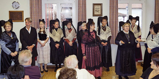 Trachtentrger aus Hgelheim, Kandern ...prsentierten ihr historisches Outfit.  | Foto: sil