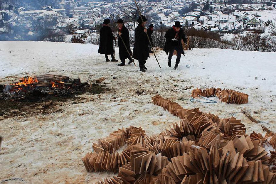 Glühende Scheiben, lodernde Feuer und eine sehr kühle, schneeweiße Umgebung – das war das Scheibenschlagen 2016. (Foto: Bernd Fackler ) Glühende Scheiben, lodernde Feuer und eine sehr kühle, schneeweiße Umgebung – das war das Scheibenschlagen 2016. (Foto: Bernd Fackler )