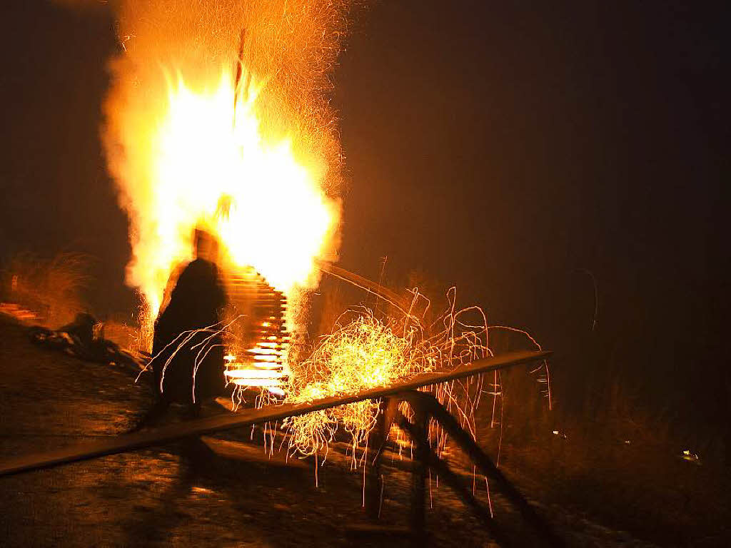 Glhende Scheiben, lodernde Feuer und eine sehr khle, schneeweie Umgebung – das war das Scheibenschlagen 2016.