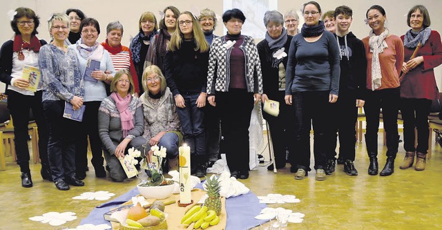Frauen aus den christlichen Gemeinden ...ten den   Weltgebetstagsgottesdienst.   | Foto: Elisabeth Winkelmann-Klingsporn