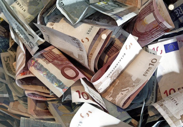 Wohin nur mit dem Geld, wenn Banken da...gen sollten, Minuszinsen zuverlangen?   | Foto: Jens Wolf /dpa