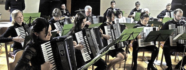 Die &quot;vereinigten Akkordeonorchest...chslungsreiches Unterhaltungskonzert.   | Foto: Kurt Meier