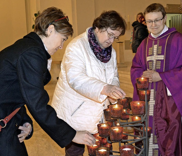 Laura De Angelo (links) bernahm ab M...nerdienst in der Kirche in Atzenbach.   | Foto: Berger