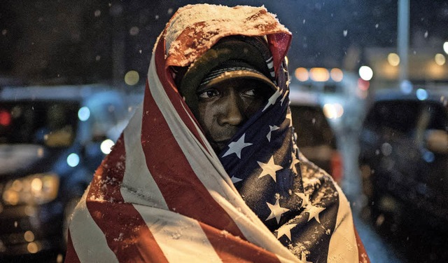 Allein mit der Flagge und der Klte: e...ant vor dem Polizeirevier in Ferguson   | Foto: dpa/Nina Subin