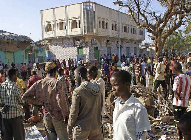 Nach einem Bombenanschlag der Al-Schabab-Miliz in Somalia Ende Februar   | Foto: dpa