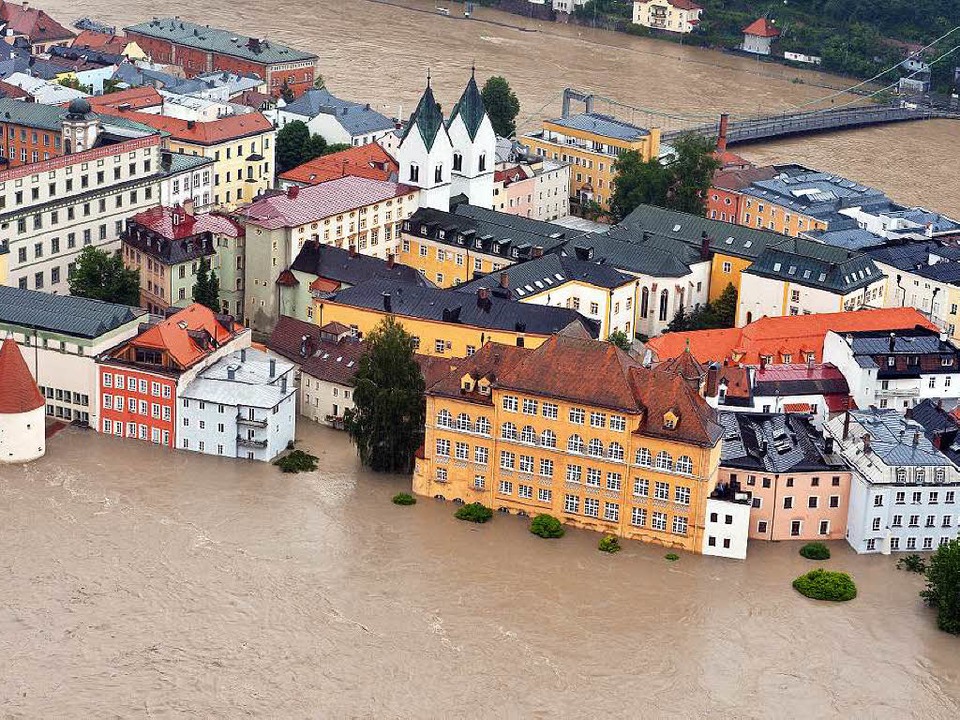 2013: Die überflutete Altstadt von Passau.  | Foto: Peter Kneffel