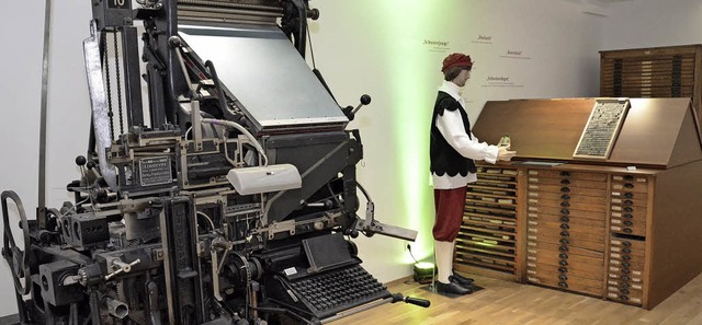 Historische Exponate im BZ-Museum: im ...tzmaschine, dahinter ein Handsatztisch  | Foto: Marion Pfordt