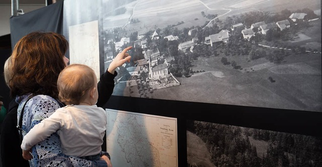 Spurensuche auf den historischen Bildern aus Berau.  | Foto: Chris Seifried