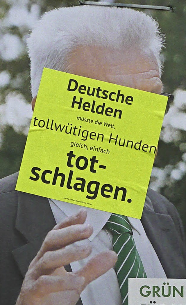 Aufkleber auf Wahlplakaten am Emmendinger Festplatz  | Foto: Alexander Steinmeier