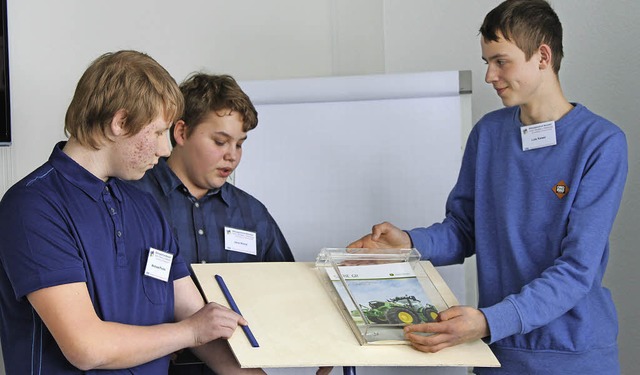 Andreas Plewka, Jens Boma und Luis Kai...ng fr ausgestellte Landmaschinen vor.  | Foto: Martha Weishaar