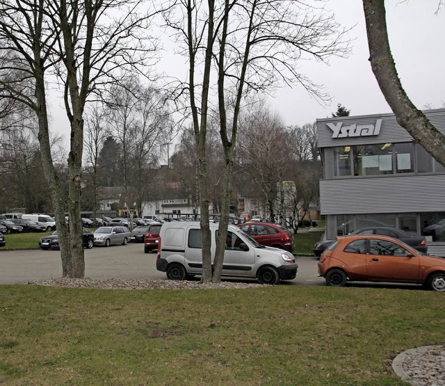 Auf dem Parkplatz wird demnchst ein z...ckiges Verwaltungsgebude errichtet.   | Foto: S. Model