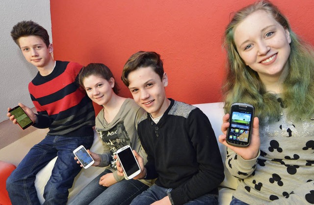 Vier Teenager und ihre Smartphones: El...ko Kniebhler (13) und Lea Rockel (15)  | Foto: Michael Bamberger