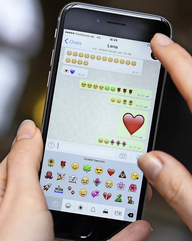 WhatsApp ist fr unserer Diskutanten ganz klar die App Nummer eins.  | Foto: Michael Bamberger/dpa