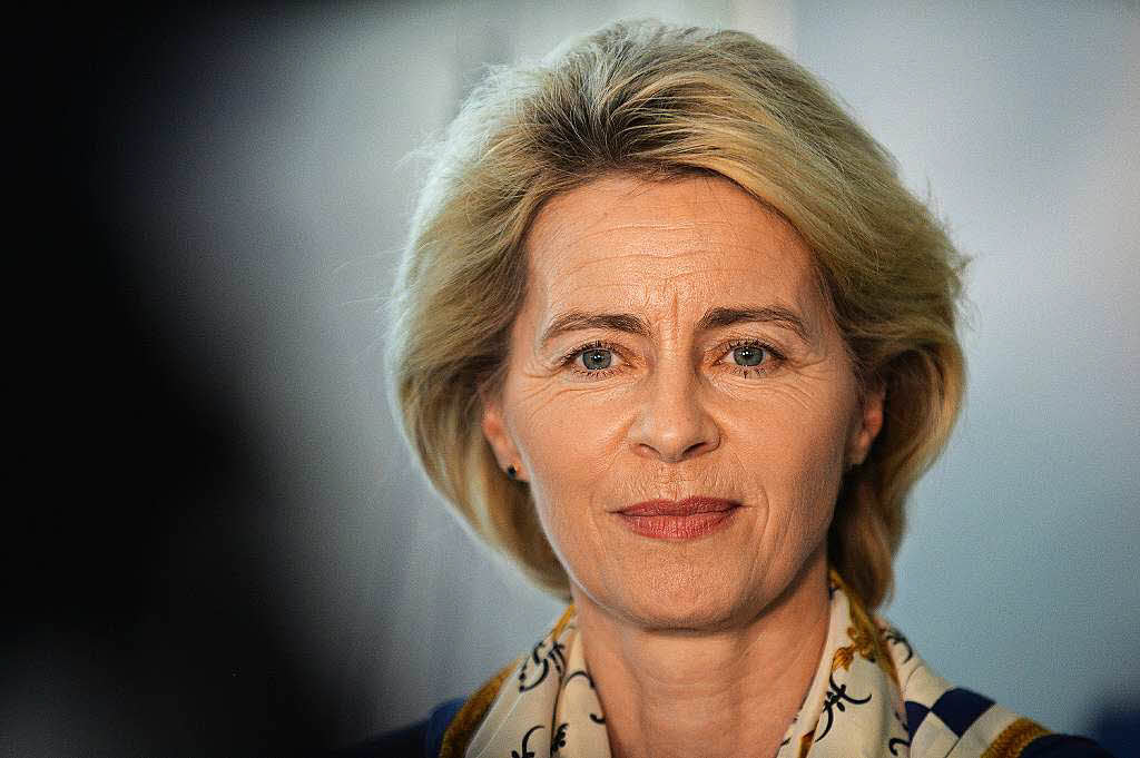 Verteidigungsministerin Ursula Von Der Leyen Bleibt "Doktor ...