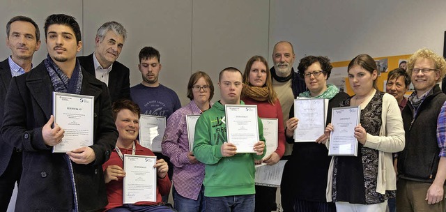 &#8222;Einfallsreichtum, Empathie und ...olventen bei der Zertifikatsbergabe.   | Foto: Ansgar Taschinski