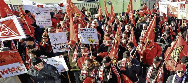 &#8222;Wir fr mehr&#8220;: Metaller d...der Tarifverhandlungen in  Hannover.    | Foto: dpa